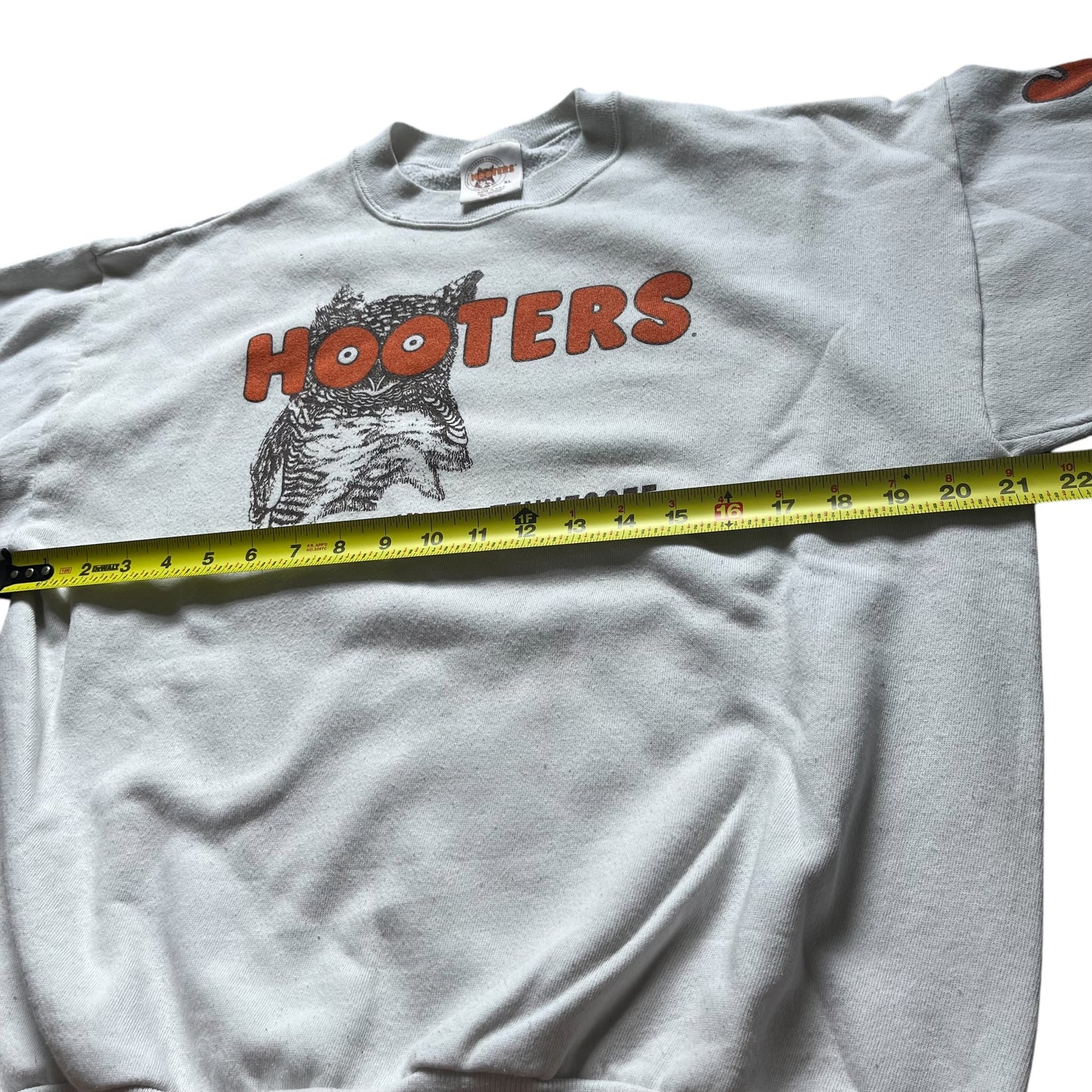 VINTAGE Hooters Nashville Tennessee Crewneck Sweatshirt - White (XL)